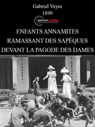 Enfants annamites ramassant des sapèques devant la Pagode des Dames